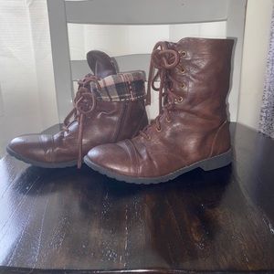 Lace-up American Eagle Boots